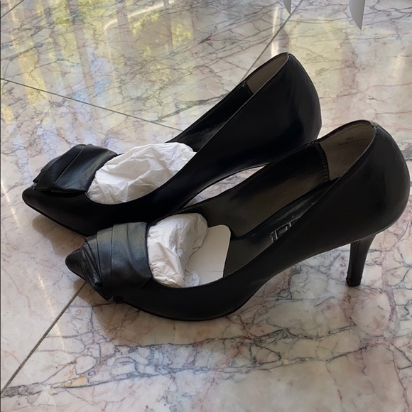 Moda Spana Leather Rose Pumps